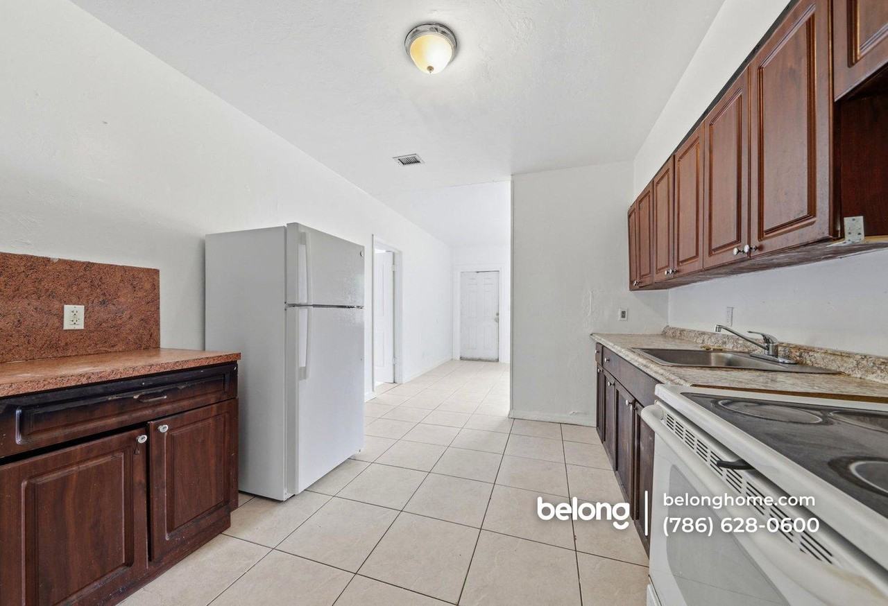 280 Seaman Ave - Photo 7 of 26
