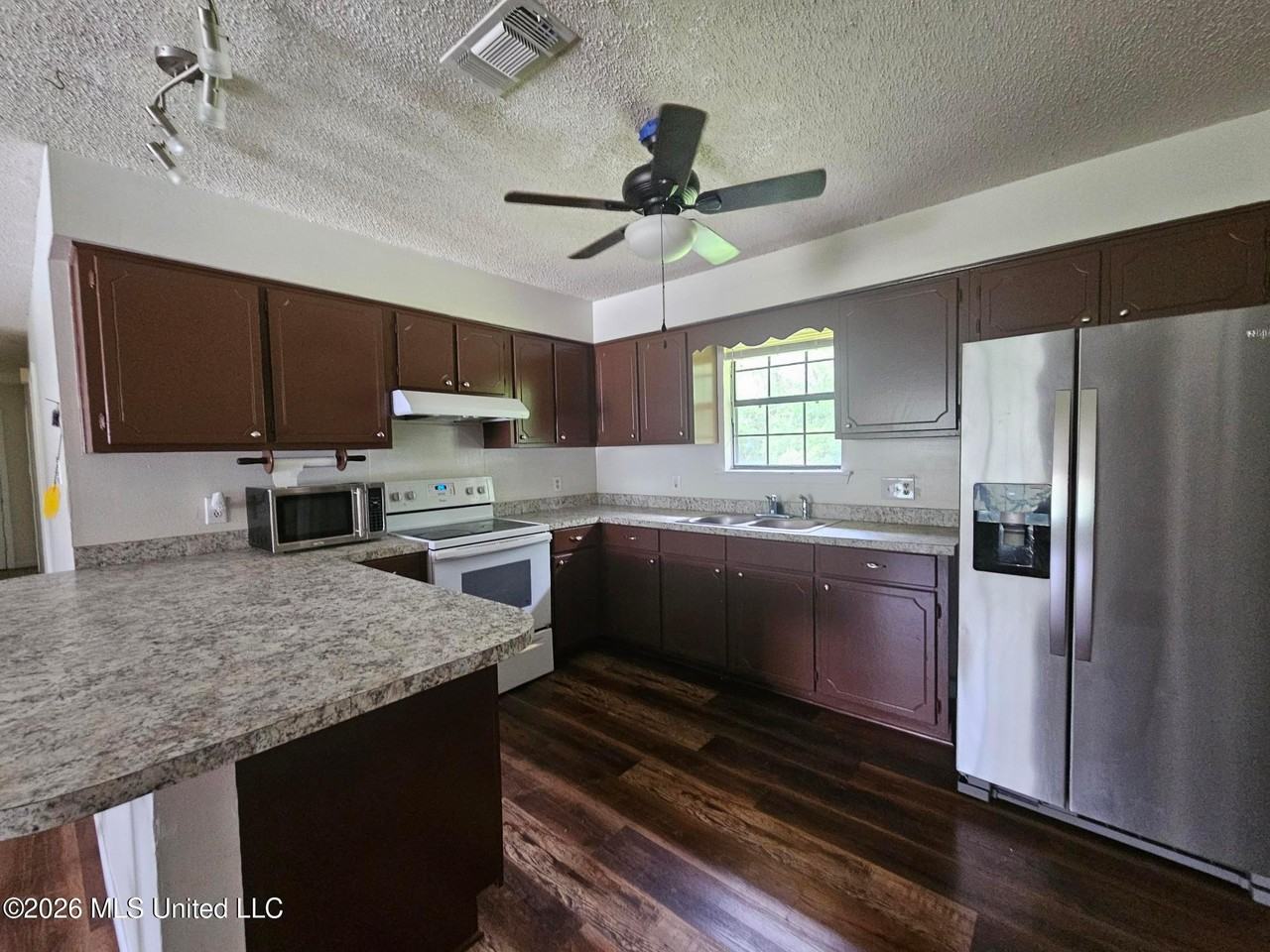 530 Easterbrook St - Photo 5 of 16