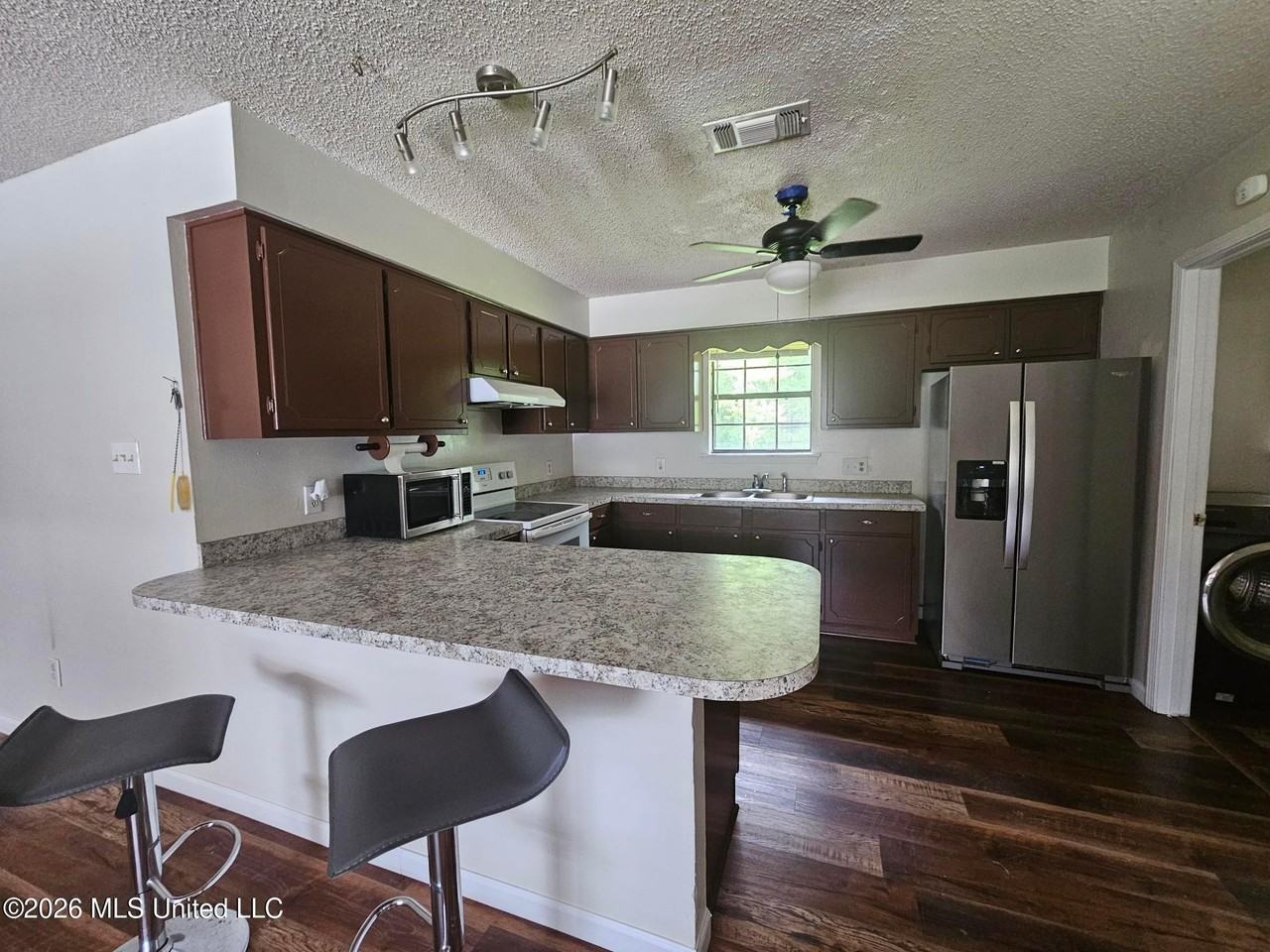 530 Easterbrook St - Photo 6 of 16
