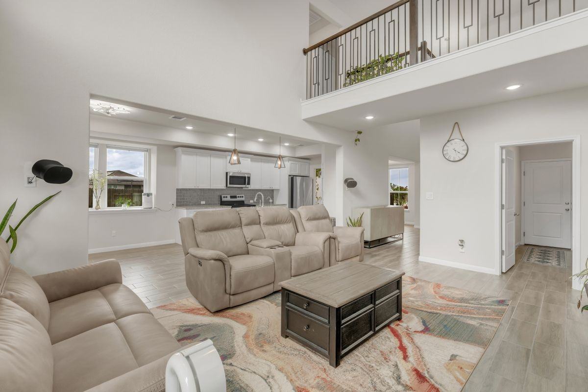 223 Balsam St - Photo 4 of 33