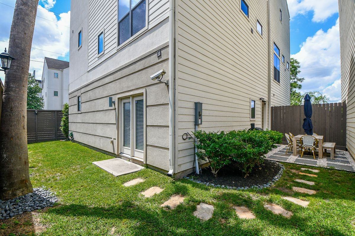1204 Fowler St - Photo 3 of 3