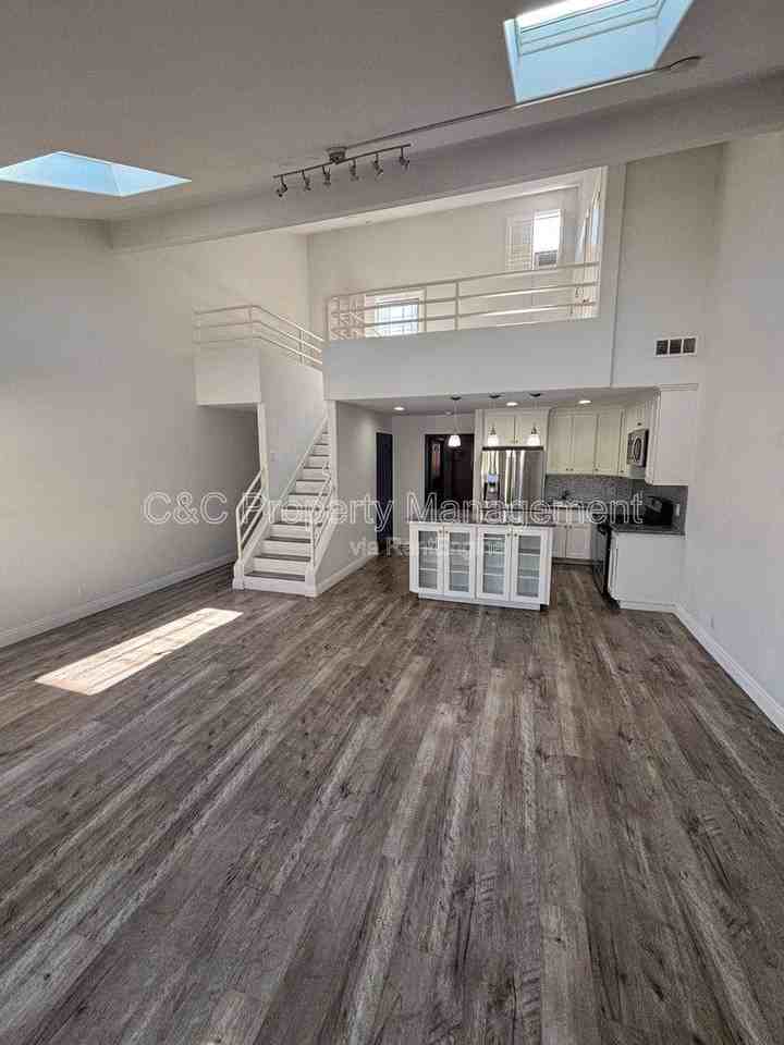 533 W 23rd St #9 - Photo 4 of 10