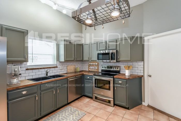 422 Shamrock Ave S - Photo 2 of 17