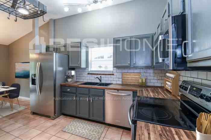 422 Shamrock Ave S - Photo 3 of 17