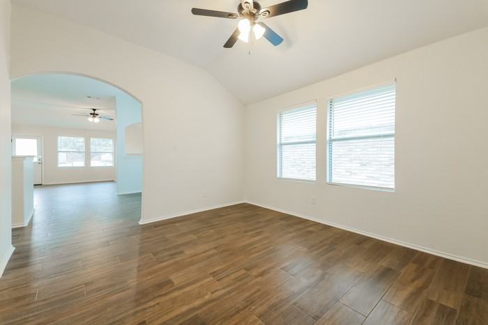 1096 Oakbrook St - Photo 3 of 15