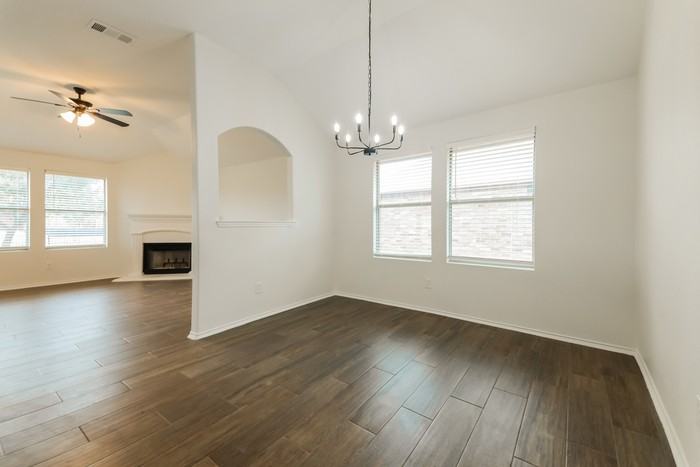 1096 Oakbrook St - Photo 4 of 15
