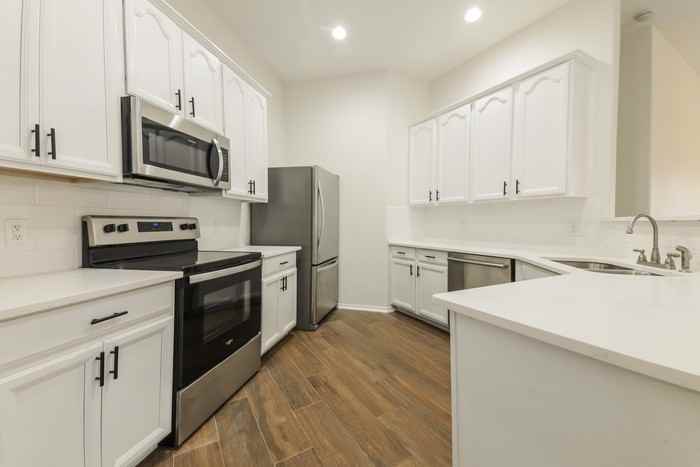 1096 Oakbrook St - Photo 5 of 15