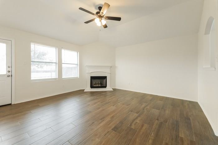 1096 Oakbrook St - Photo 6 of 15