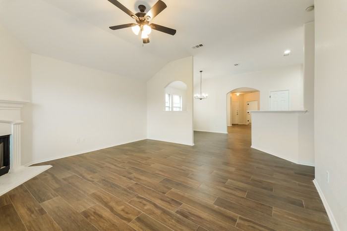 1096 Oakbrook St - Photo 7 of 15