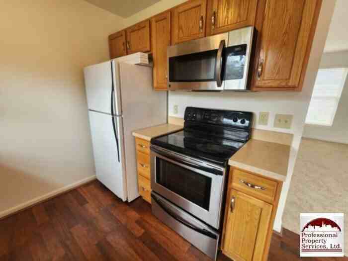 1048 Kasinof Ave - Photo 4 of 25
