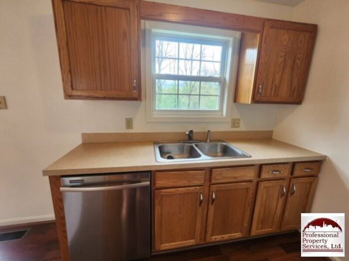 1048 Kasinof Ave - Photo 5 of 25