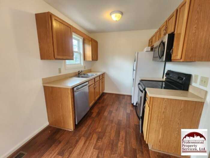 1048 Kasinof Ave - Photo 6 of 25