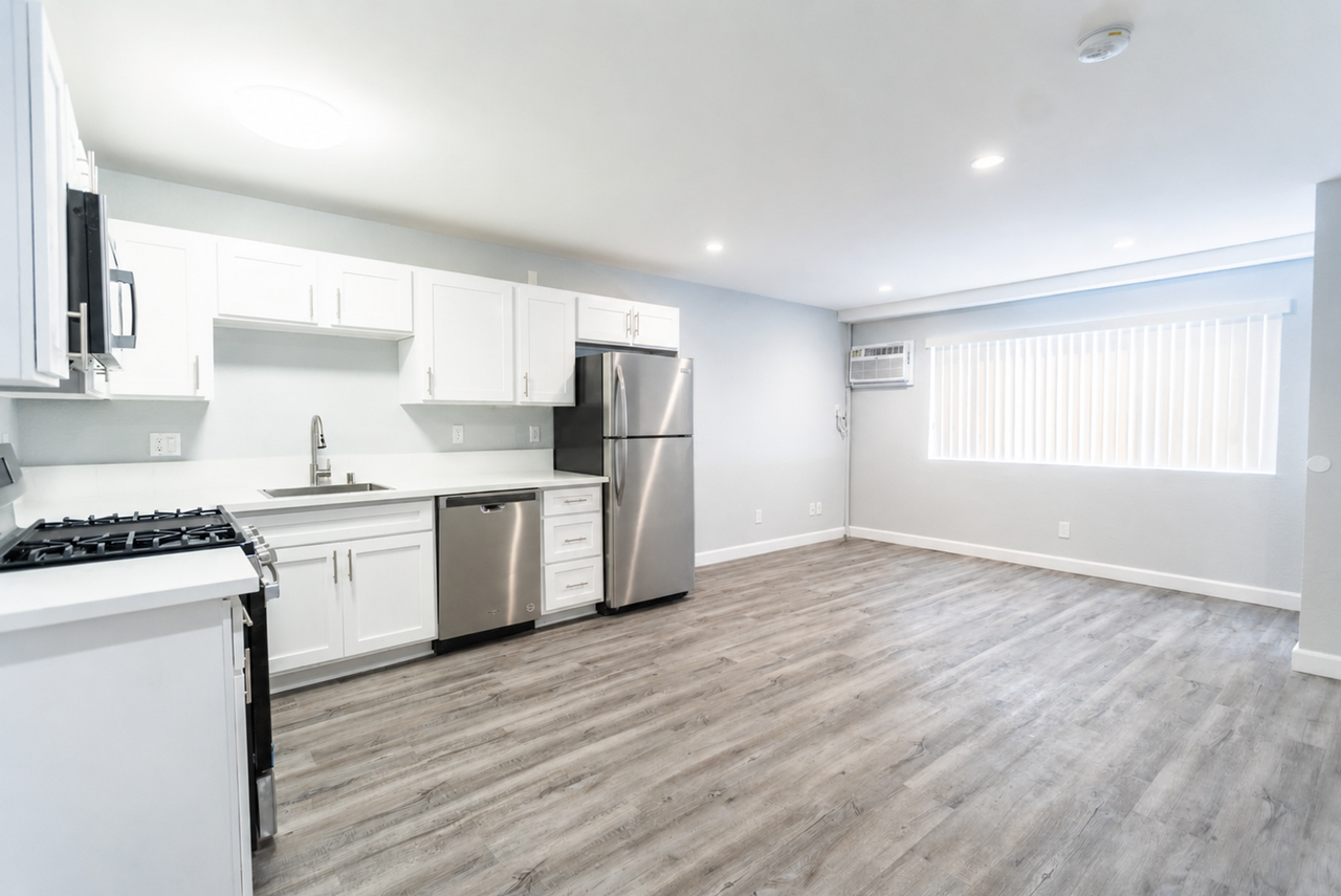 226 South Serrano - Photo 4 of 29