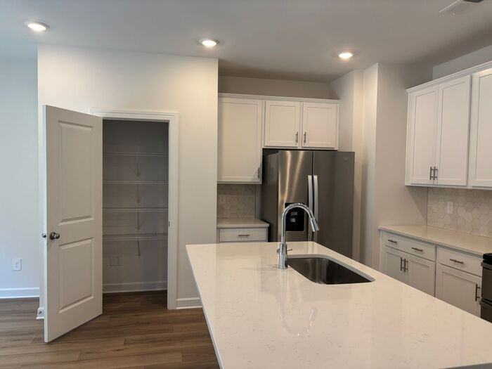 424 Luna Ln - Photo 4 of 38