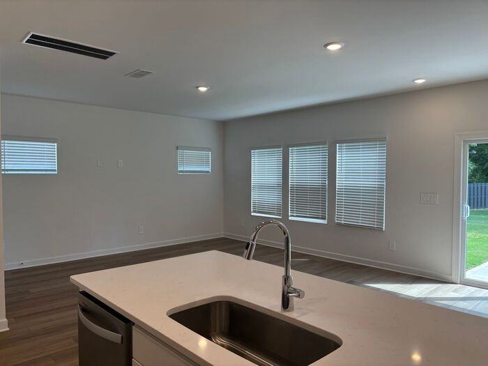 424 Luna Ln - Photo 7 of 38