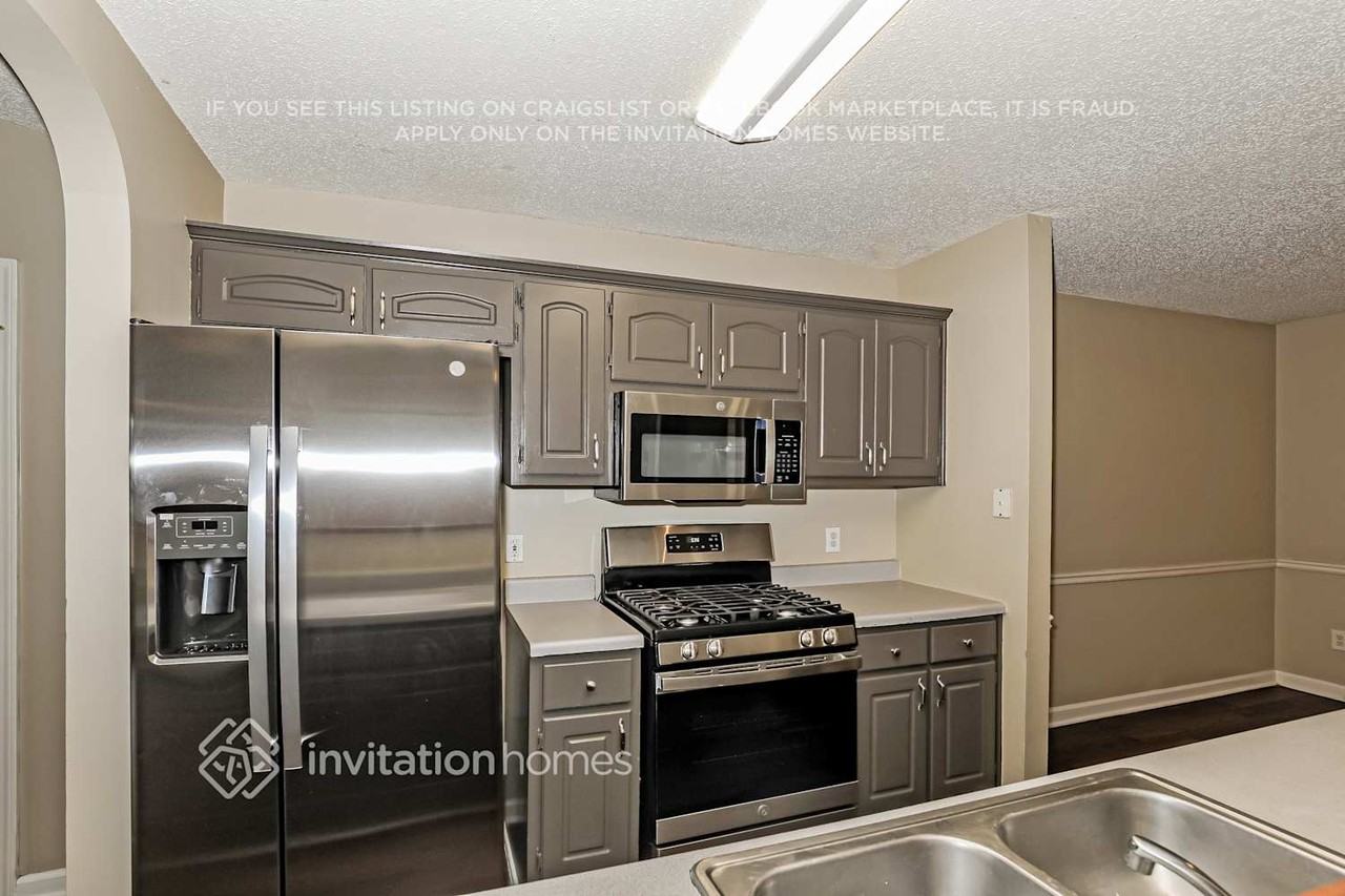 1406 N Hampton Dr - Photo 7 of 18