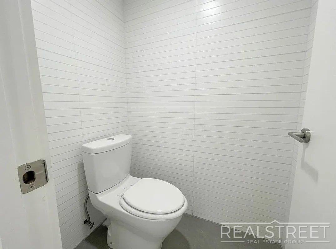 22 Catherine St #2L - Photo 7 of 7