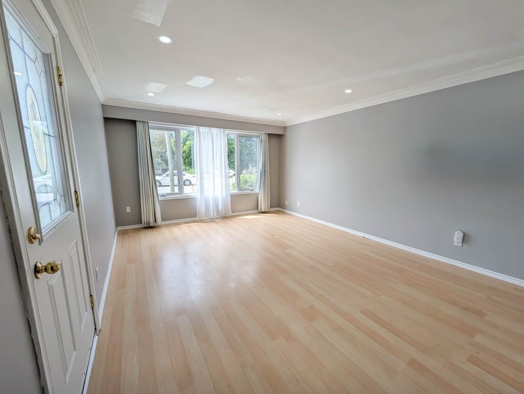 5 Alexandra Blvd - Photo 2 of 27