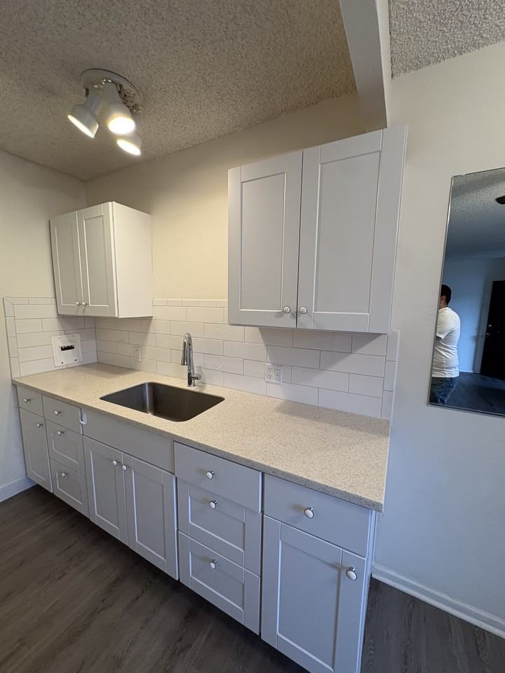 405 Corona Del Mar - 04 #04 - Photo 4 of 12