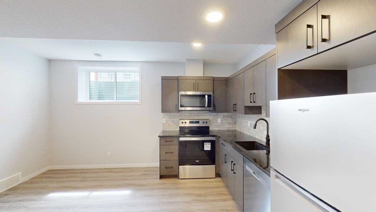 3399 41 St Se Lowr - Photo 3 of 11
