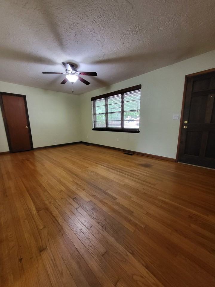 1417 Hollywood Ave - Photo 3 of 23
