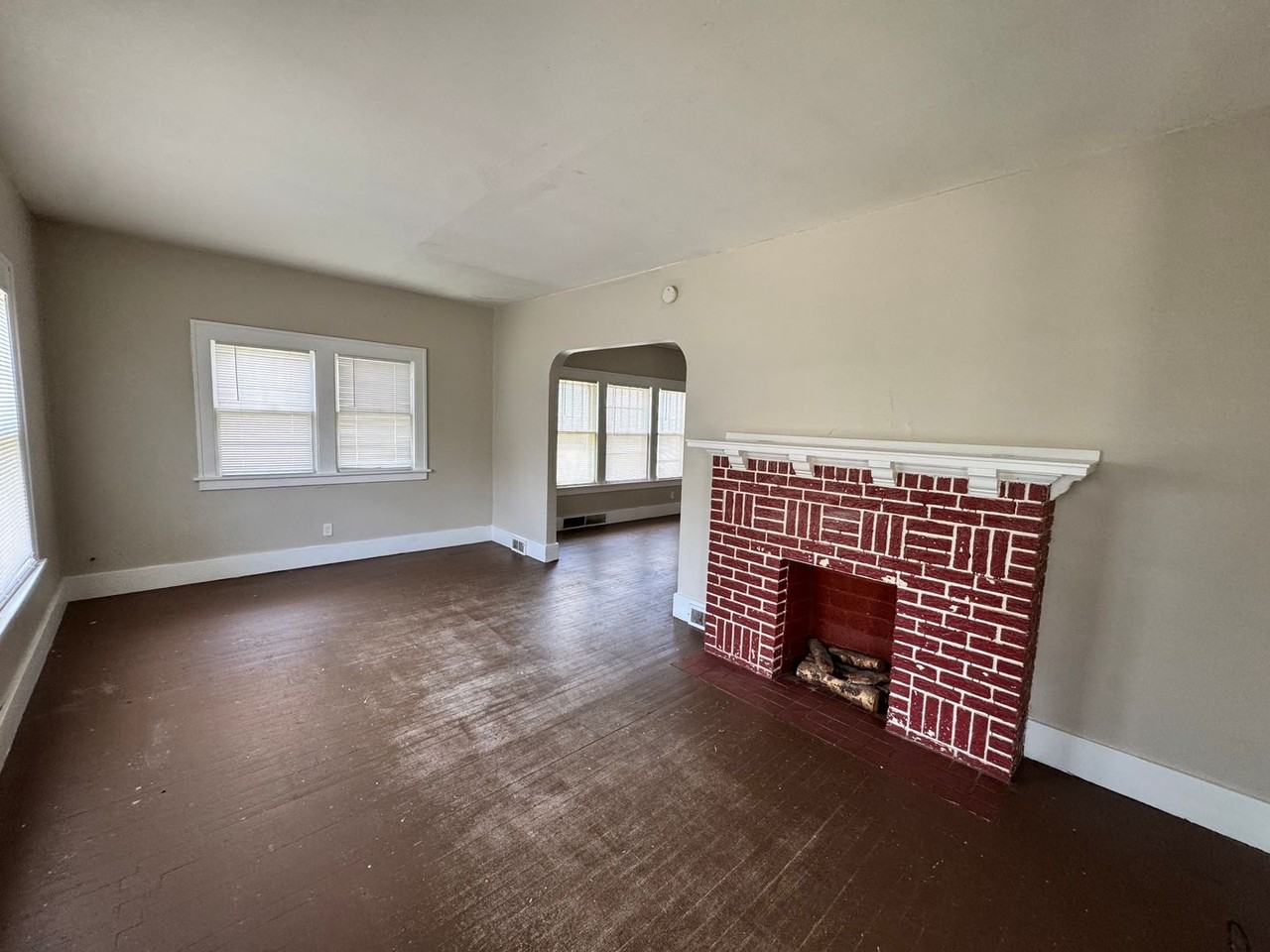 1204 Glenhurst Ct - Photo 2 of 9