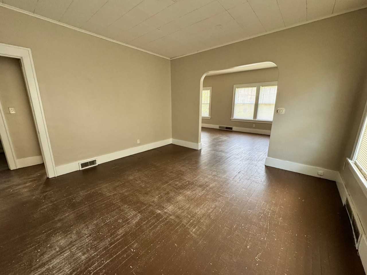 1204 Glenhurst Ct - Photo 3 of 9