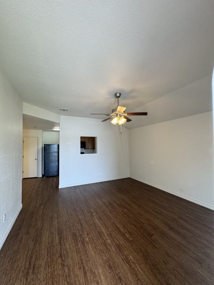 1521 Justin Loop #B - Photo 2 of 14