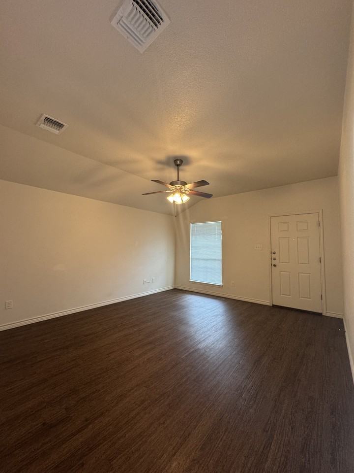 1521 Justin Loop #B - Photo 3 of 14