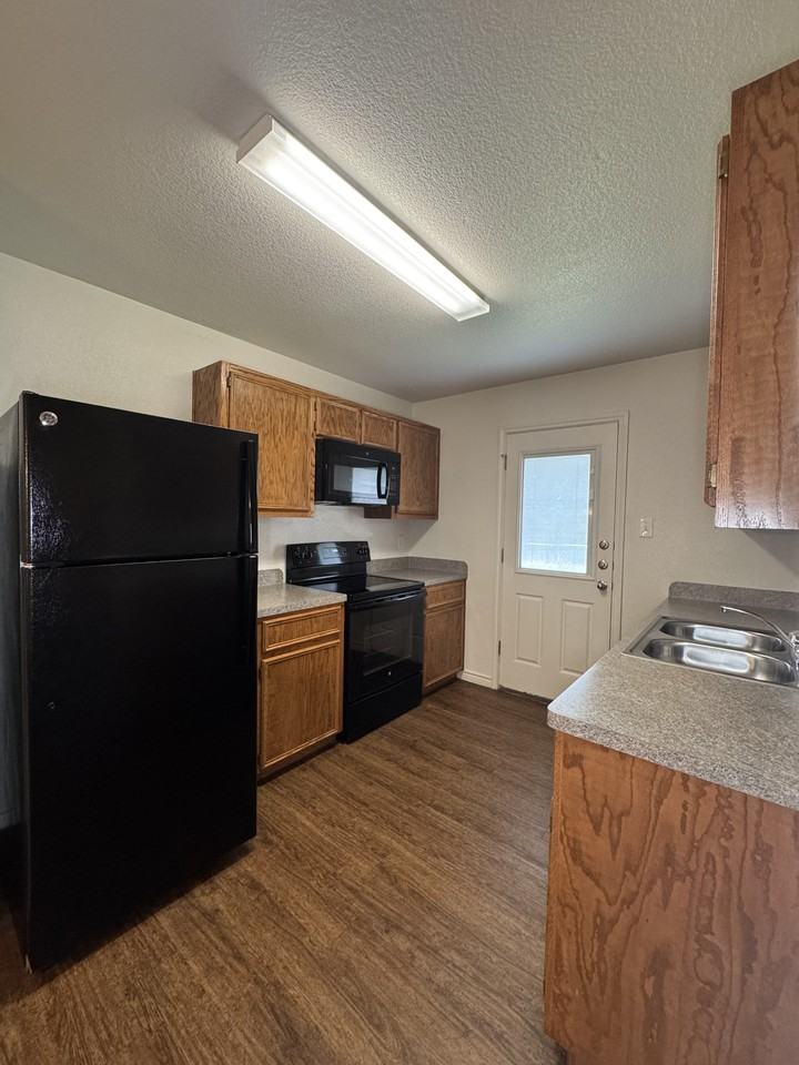 1521 Justin Loop #B - Photo 4 of 14