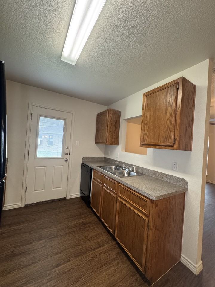1521 Justin Loop #B - Photo 5 of 14