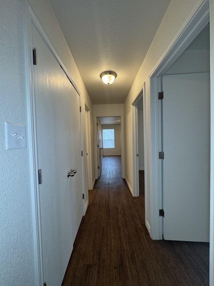 1521 Justin Loop #B - Photo 7 of 14