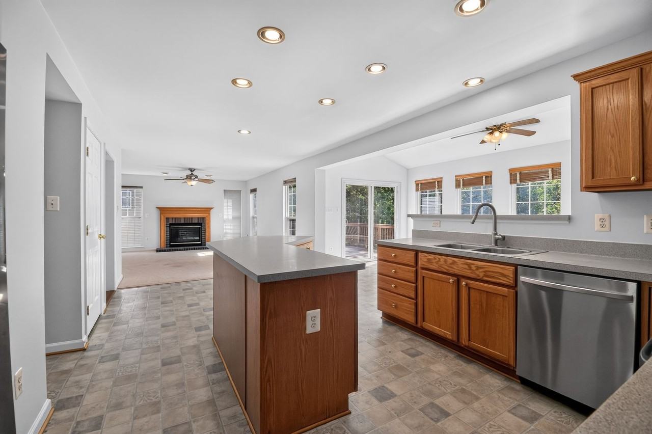 15509 Marsh Overlook Dr - Photo 2 of 42