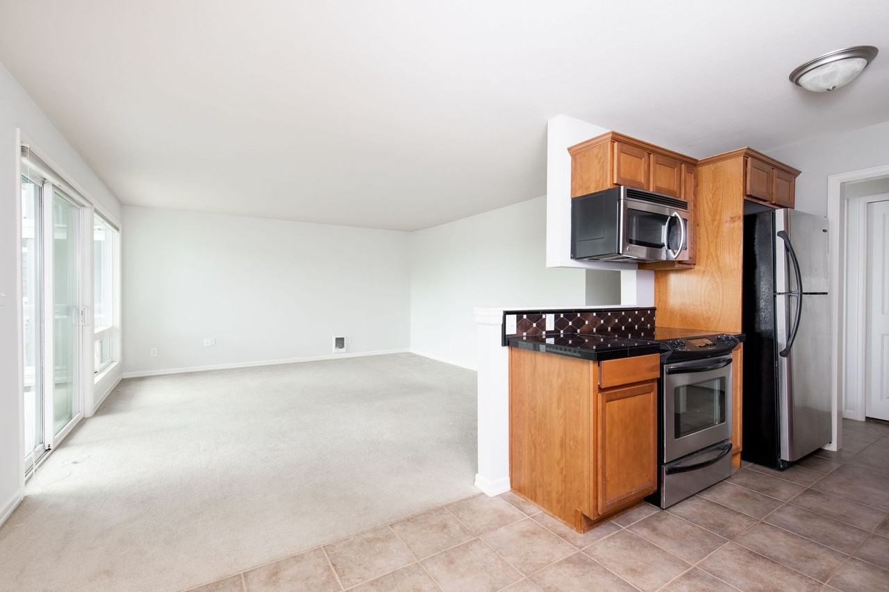 1113 Kirkland Ave - Photo 4 of 15
