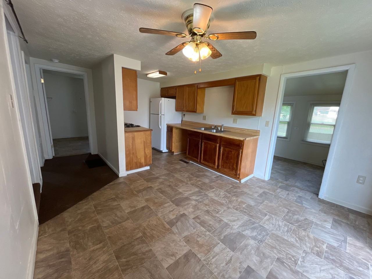 411 Florence St - Photo 7 of 21