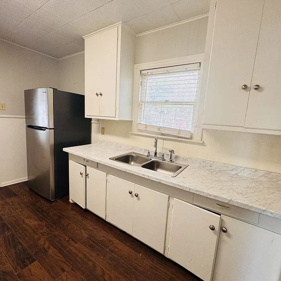 212 N 24th St - Photo 2 of 9