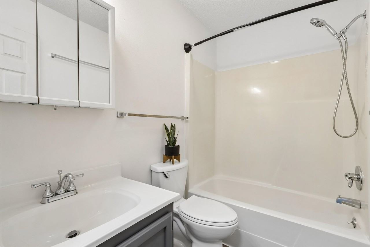 Arena Apartments III - Photo 6 of 11