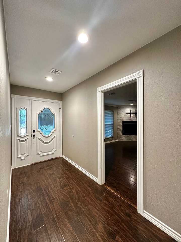 305 Nw 35th St - Photo 2 of 38