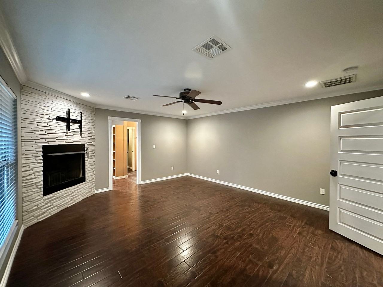 305 Nw 35th St - Photo 3 of 38
