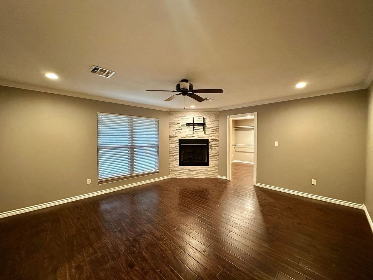 305 Nw 35th St - Photo 4 of 38