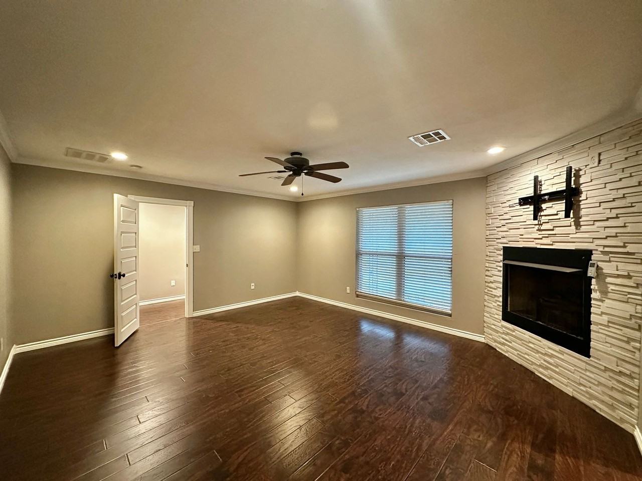 305 Nw 35th St - Photo 5 of 38