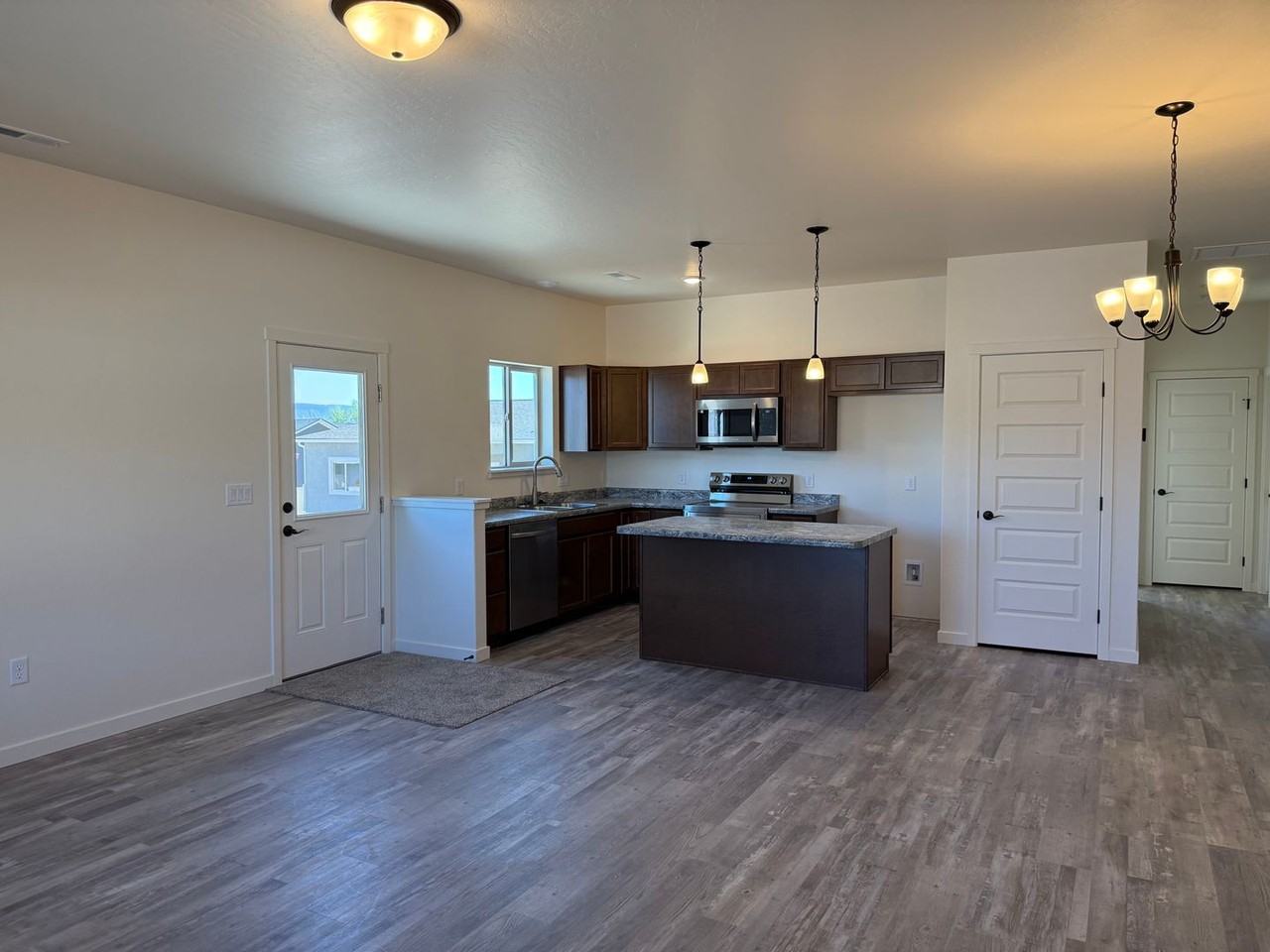 252 Sasha St - Photo 2 of 6