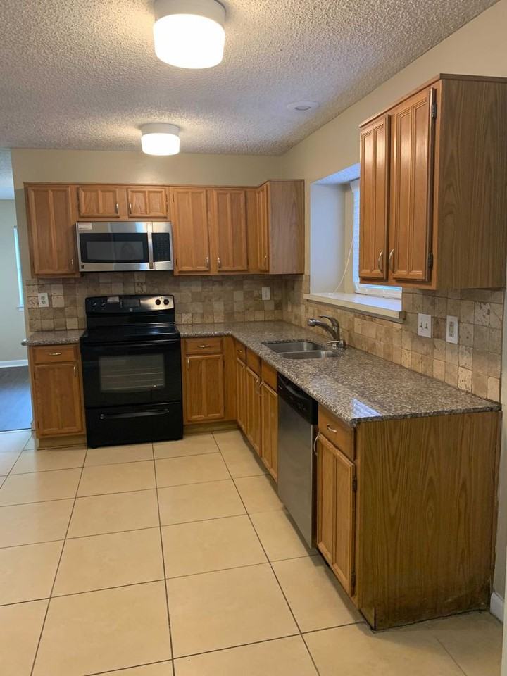 2621 Carrington Ln - Photo 4 of 9