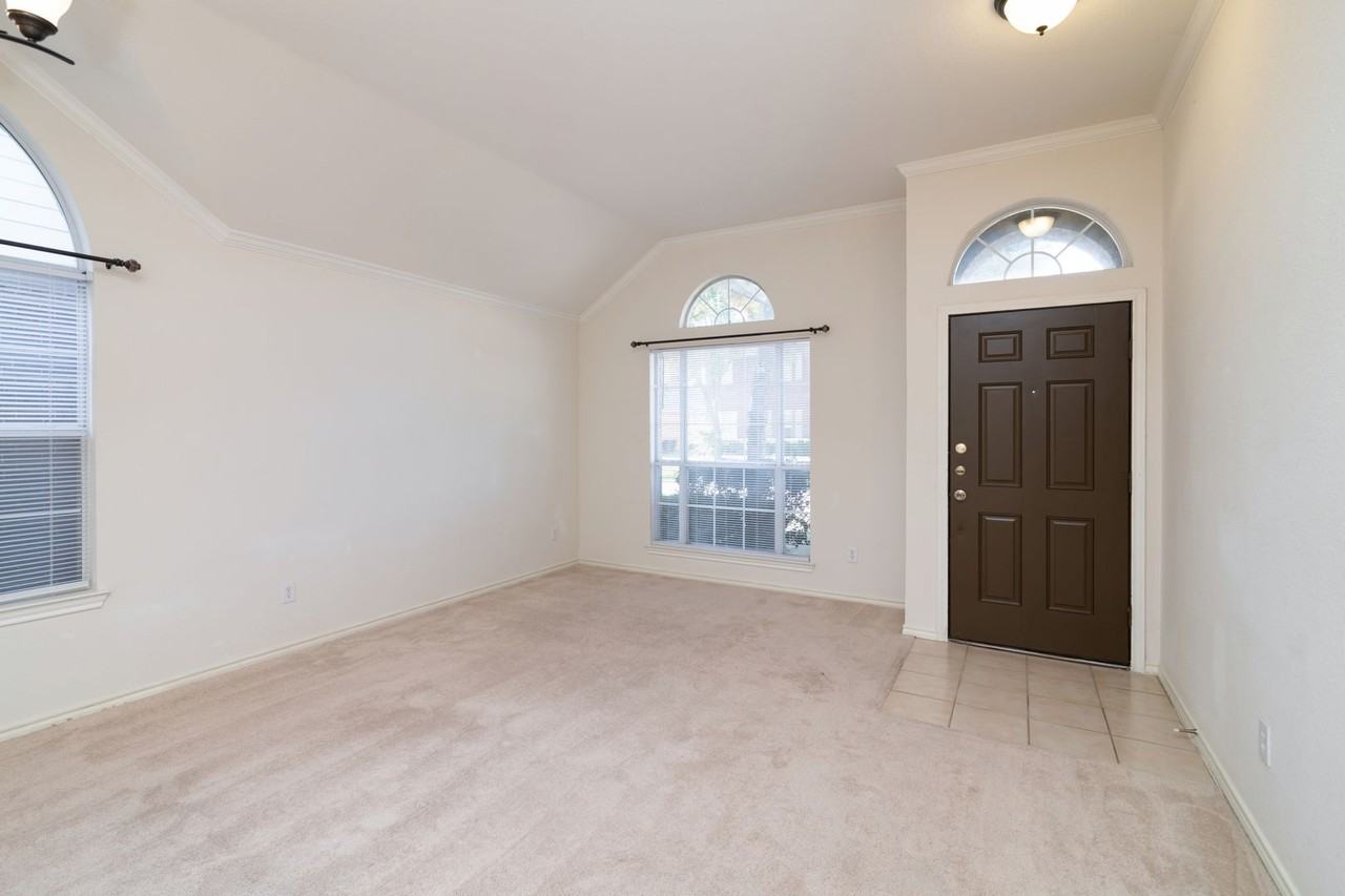 1621 Oak Brook Ln - Photo 6 of 36