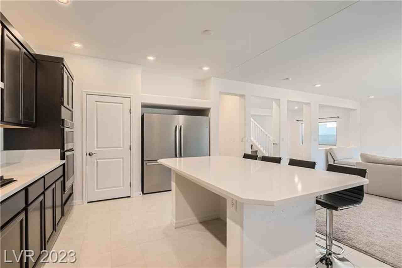 7037 Sunland Hills Ave - Photo 3 of 16