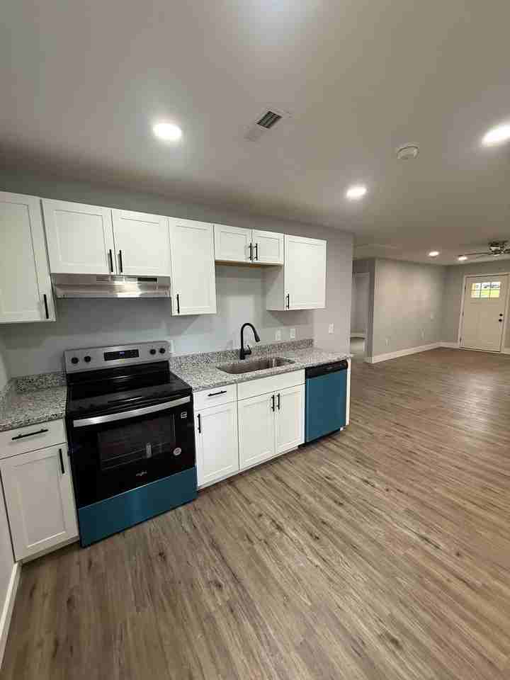 3913 Pine Ave Sw - Photo 3 of 13