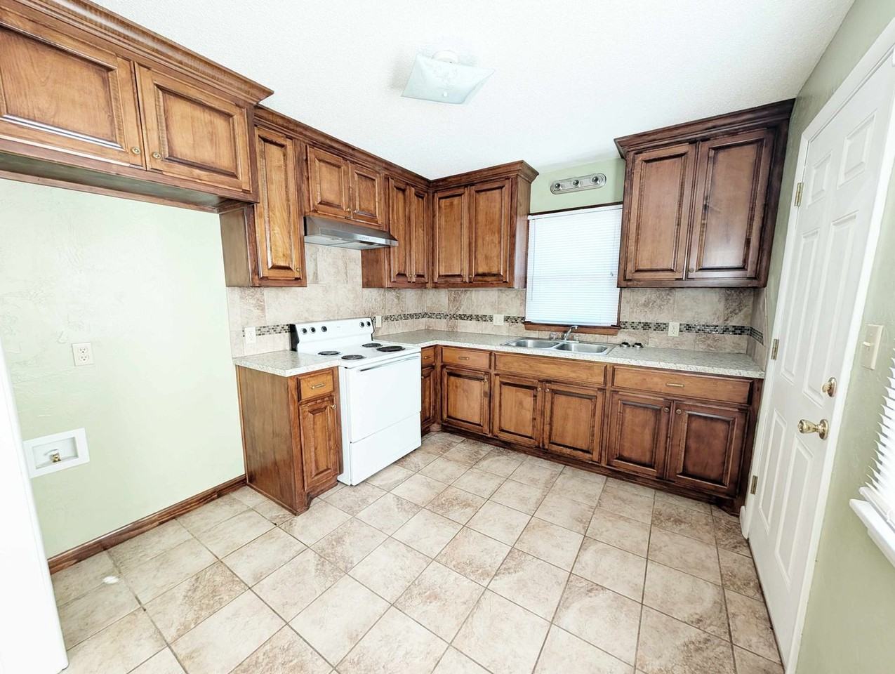 5600 S Rockwood Ave - Photo 5 of 12