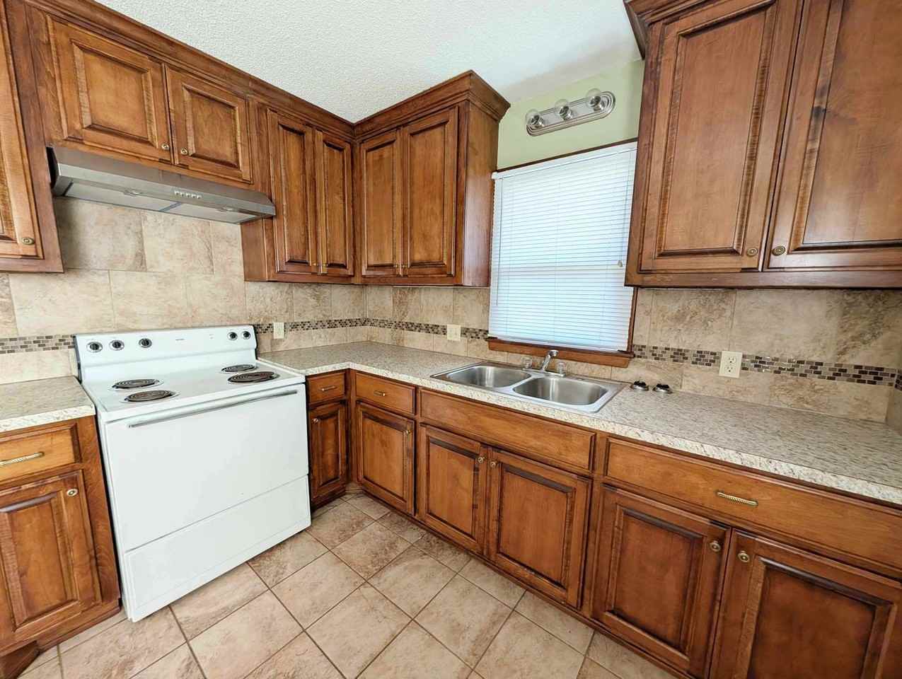5600 S Rockwood Ave - Photo 6 of 12