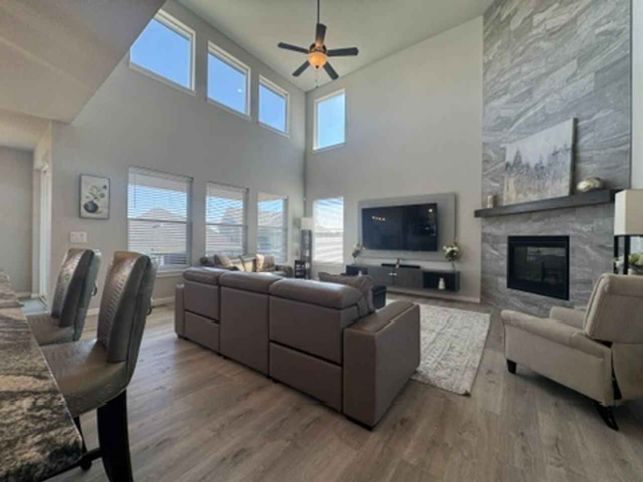 7983 Pennydale Dr - Photo 4 of 36