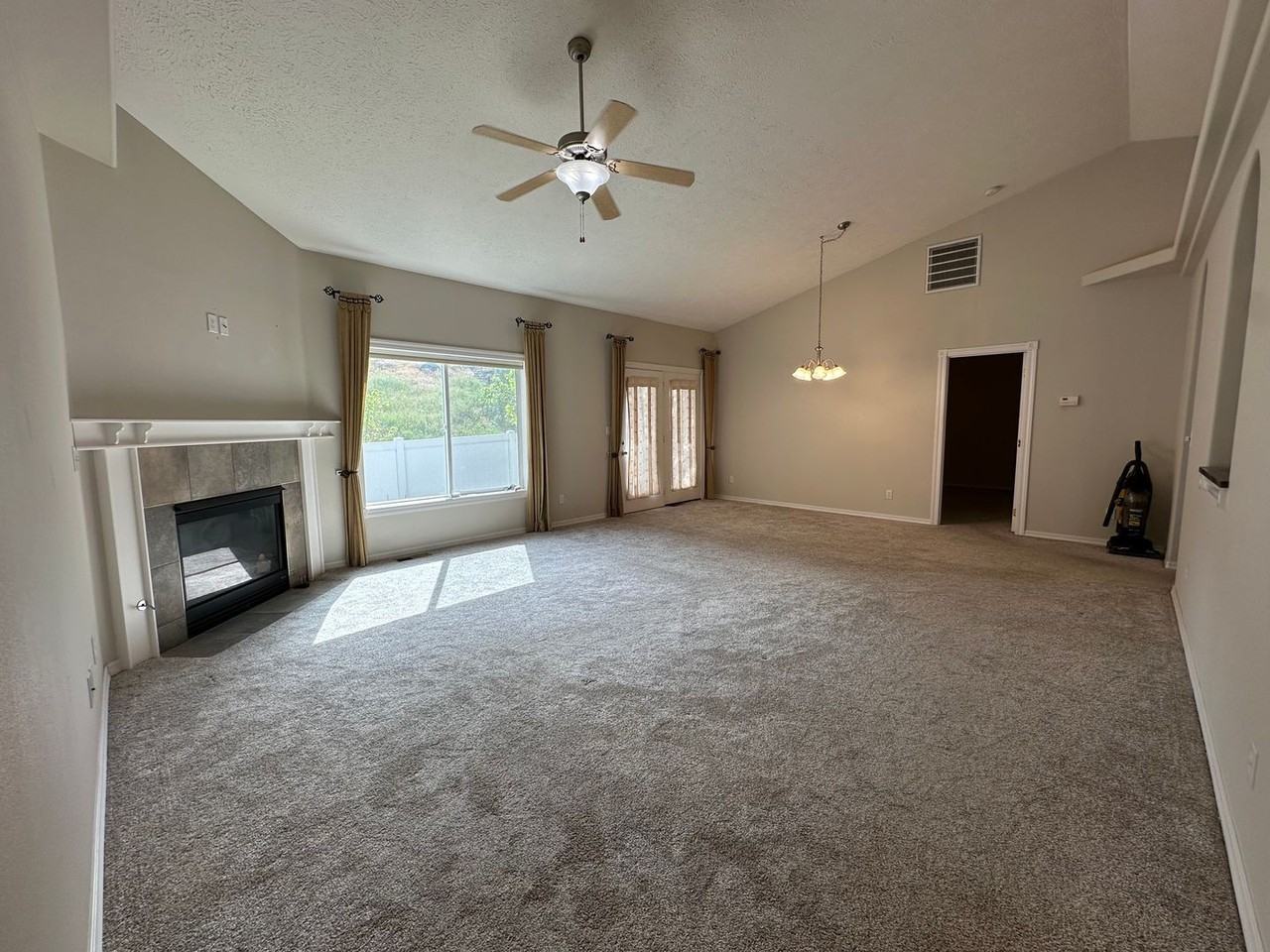 12405 E Aunnic Ln - Photo 7 of 21